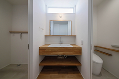 お家全体の雰囲気と合わせたオークを使用した造作洗面台。深さがあり使い勝手もいいシンクに、光の広がりまで可愛い照明と、ひとつひとつに拘りが詰まっています。