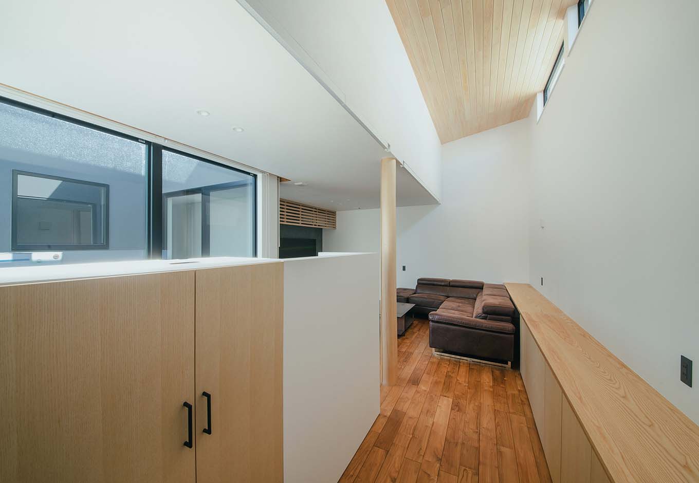 平屋建築ブルーハウス【デザイン住宅、建築家、平屋】収納の奥には書斎スペース。壁の上部を開けることで、視線が外に抜けて開放感を演出