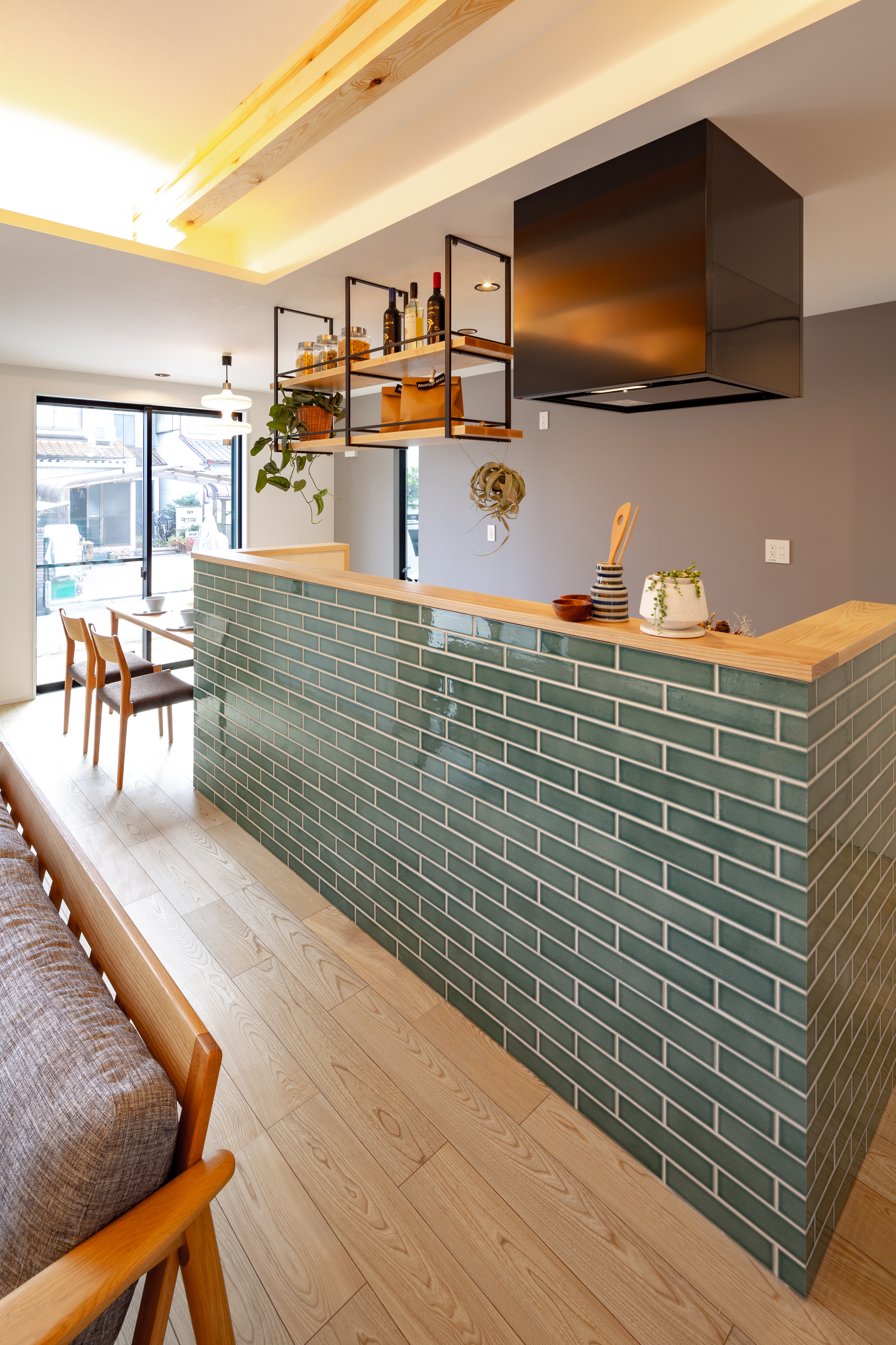 ムニカデザイン（まほろばホーム）｜庭や玄関ホールまで見渡せるキッチン