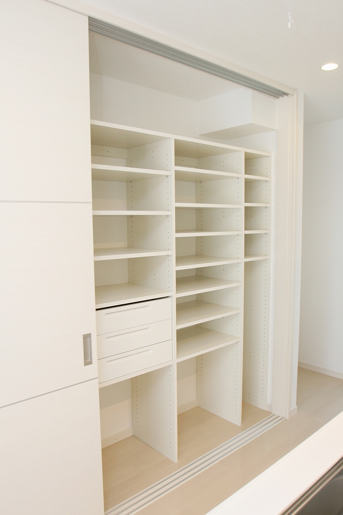 丸昇彦坂建設【デザイン住宅、子育て、間取り】キッチン裏の収納は可動式で用途によって位置を変えられる優れもの