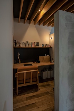 リビングの一角にはデスクスペース。モルタルの腰壁を設置しリビングとの距離をとった。
