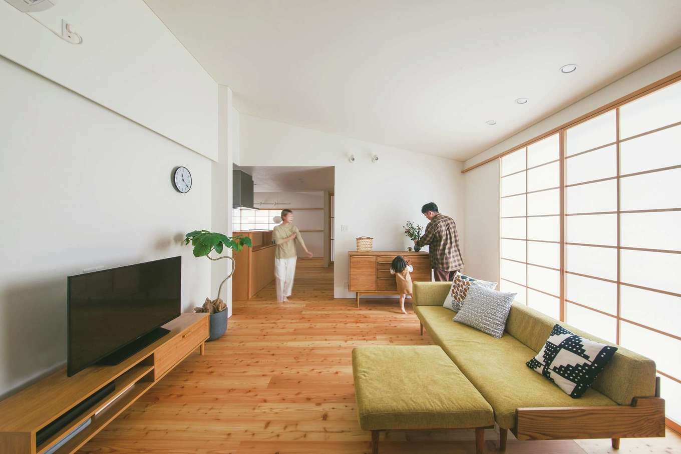 丸洋建設 ハウスオブハウス【和風、間取り、平屋】勾配天井を活かした開放感あふれるリビング。無垢の床はラーチ材で床暖房仕様
