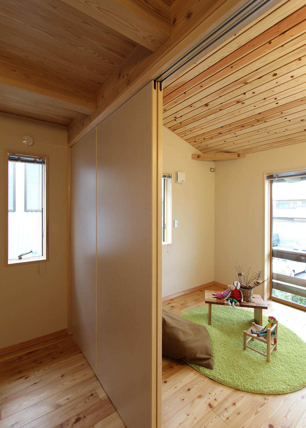 アクトホーム【自然素材、省エネ、建築家】子ども部屋と廊下は稼働扉で仕切ることができるようになっている