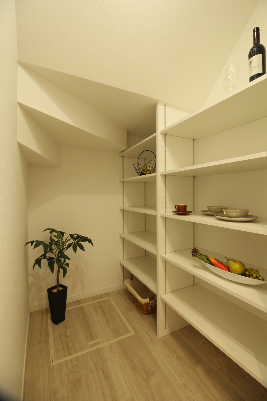 小野田産業～designers house project～｜食材やキッチン用品を整理整頓できるゆったりとしたパントリー。シンプルな棚が配置され、収納効率を高める設計が施されている。
