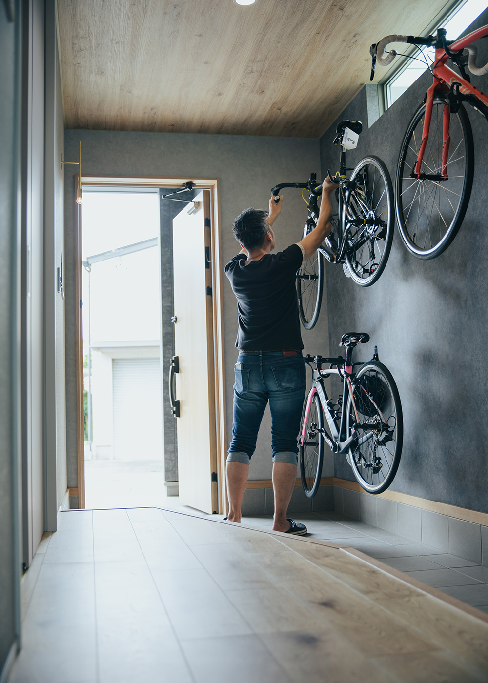 ナイスホーム【デザイン住宅、趣味、間取り】趣味の自転車を収納できる広い土間玄関