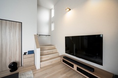 リビングに設けられた階段で、視覚的に広がりをもたらす。