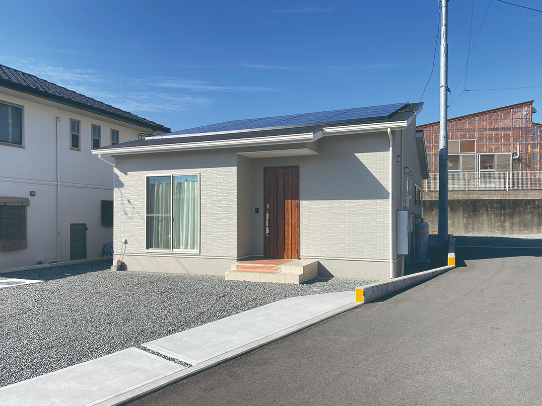 富士市厚原Cモデルハウスの外観写真。22坪3LDKの平屋住宅。広い敷地と駐車スペース、完成外構付きの高性能ZEH住宅。
