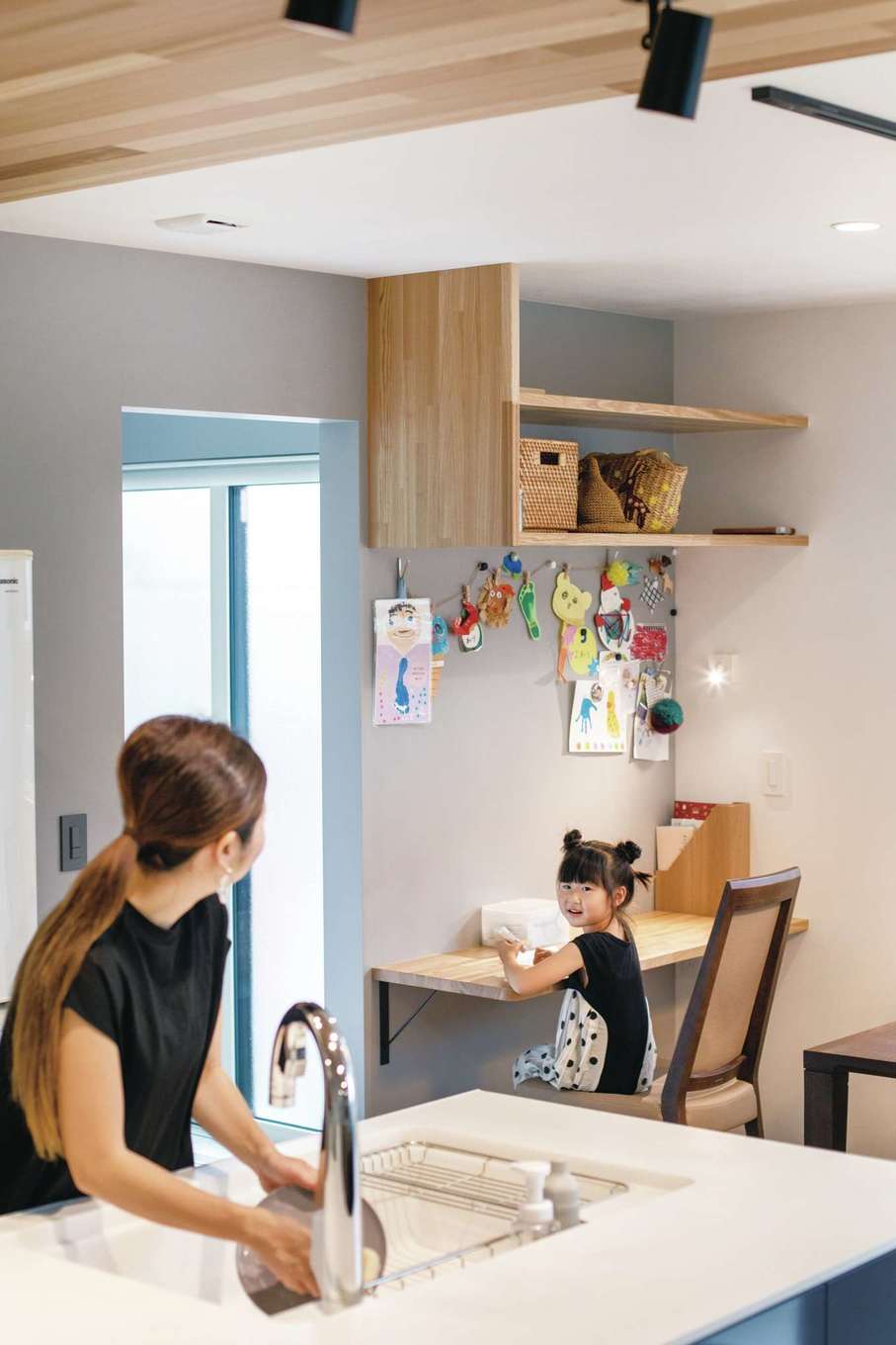 コットンハウス【デザイン住宅、省エネ、間取り】キッチンの斜め後ろにスタディコーナーがあるので、子どもの様子を見守りながら料理の支度をしたり、親子で会話をしたりできる