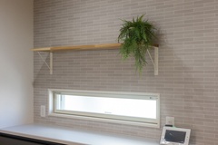 窓から自然光が優しく差し込むキッチンは収納も充実