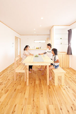 メテックス建築事務所【1000万円台、子育て、収納力】無垢の床に真っ白な塗り壁。憧れの自然素材が生み出す心地よい空気に包まれるLDK。対面式キッチンにセンスの良い飾り棚。これらも全て標準仕様。奥さまの「欲しい」が全て叶えられている