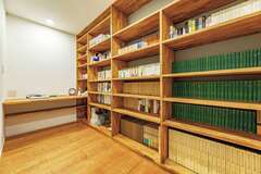 本が多く、壁一面の本棚が欲しかったというご主人の書斎。寝室の一角に半独立の空間を設けた