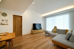 間接照明と勾配天井がオシャレなリビング。柔らかな照明が心地よさを演出し、家族がくつろぐのに最適な空間