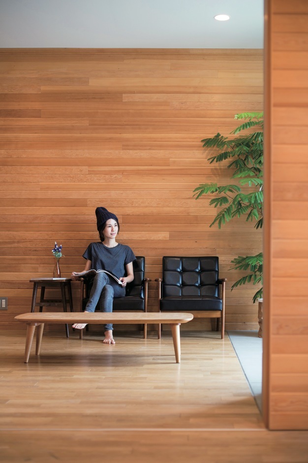 テレビのないシンプルでスロー、ナチュラルな暮らしを送るOさんご家族。現代的なカフェのような空間も良く似合う