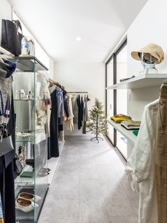 玄関ドアを開けると、目の前にはアパレルショップのようにディスプレイできる専用の部屋があります。
奥様がこだわったのは、コーディネートされた洋服や鞄、靴を飾れるオーダーメイドの棚。
入口から見えるようドアはクリアガラスをはめ込んだ扉を採用しました。
ディスプレイを楽しむのはもちろん、毎日の洋服選びがとても楽しくなります。