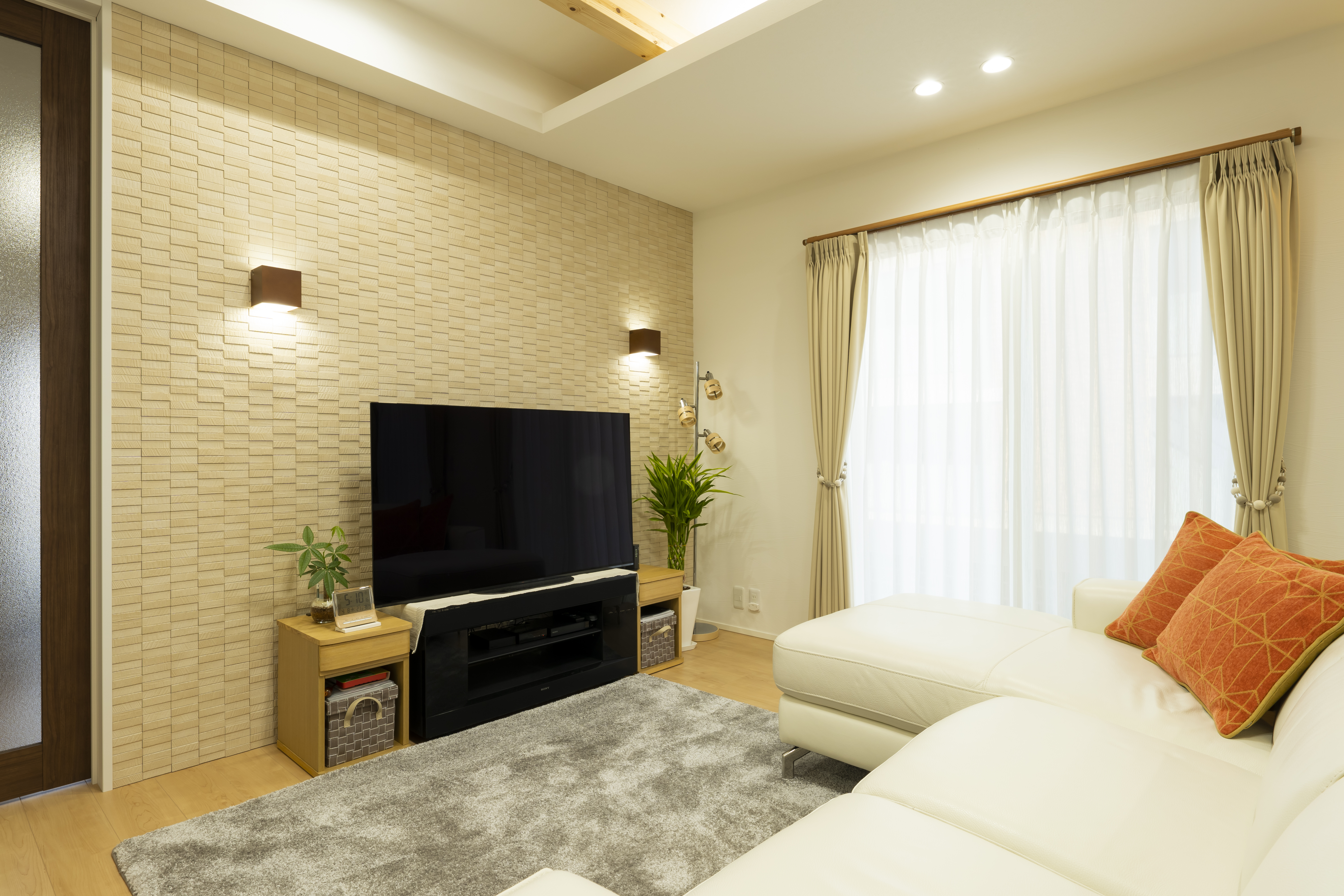 REIWA HOUSE（令和ハウス）【1000万円台】ソファーでゆったり寛ぎたいときは、エコカラットのブラケット照明だけにすることも。