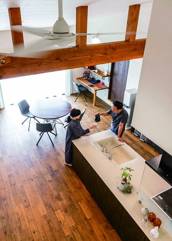 広々としたキッチンとLDK