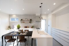 フルフラットのワークトップは93㎝の奥行があり配膳もスタイリッシュ