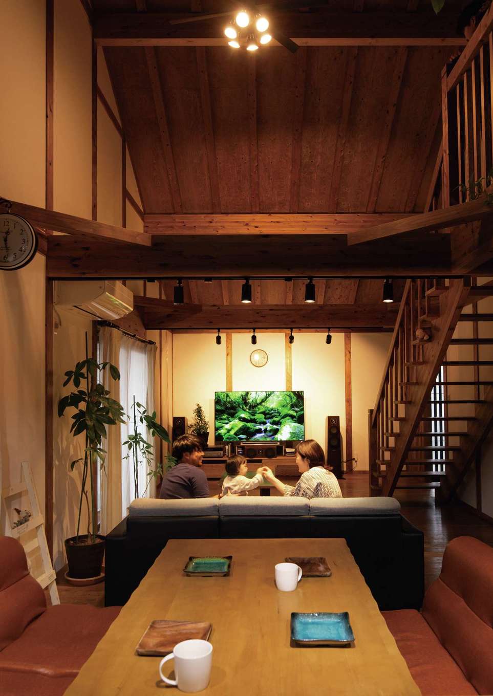 サイエンスホーム【和風、間取り、平屋】キッチンから家族の様子を見渡せるオープンな間取りがお気に入り。階段をスケルトンにしたことで視線が奥へ抜けていき、より開放感が生まれた。照明器具のセレクトにも施主さんのセンスが光る