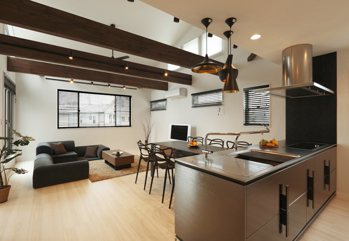小野田産業～designers house project～【デザイン住宅、二世帯住宅、趣味】奥様のこだわりのキッチンと大空間のLDK。キッチンを軸にモダンな雰囲気に