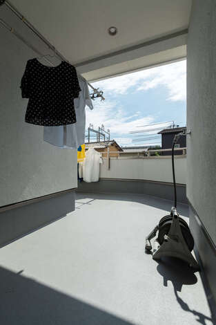 屋根付きのインナーバルコニーは、少々の雨でも洗濯物が濡れないので、共働き夫婦にはありがたい。水栓を付けたので、視線を気にせずに子どもプールを楽しめる。ここから新幹線が見えるので、遊びにきた親戚の男の子は大喜び