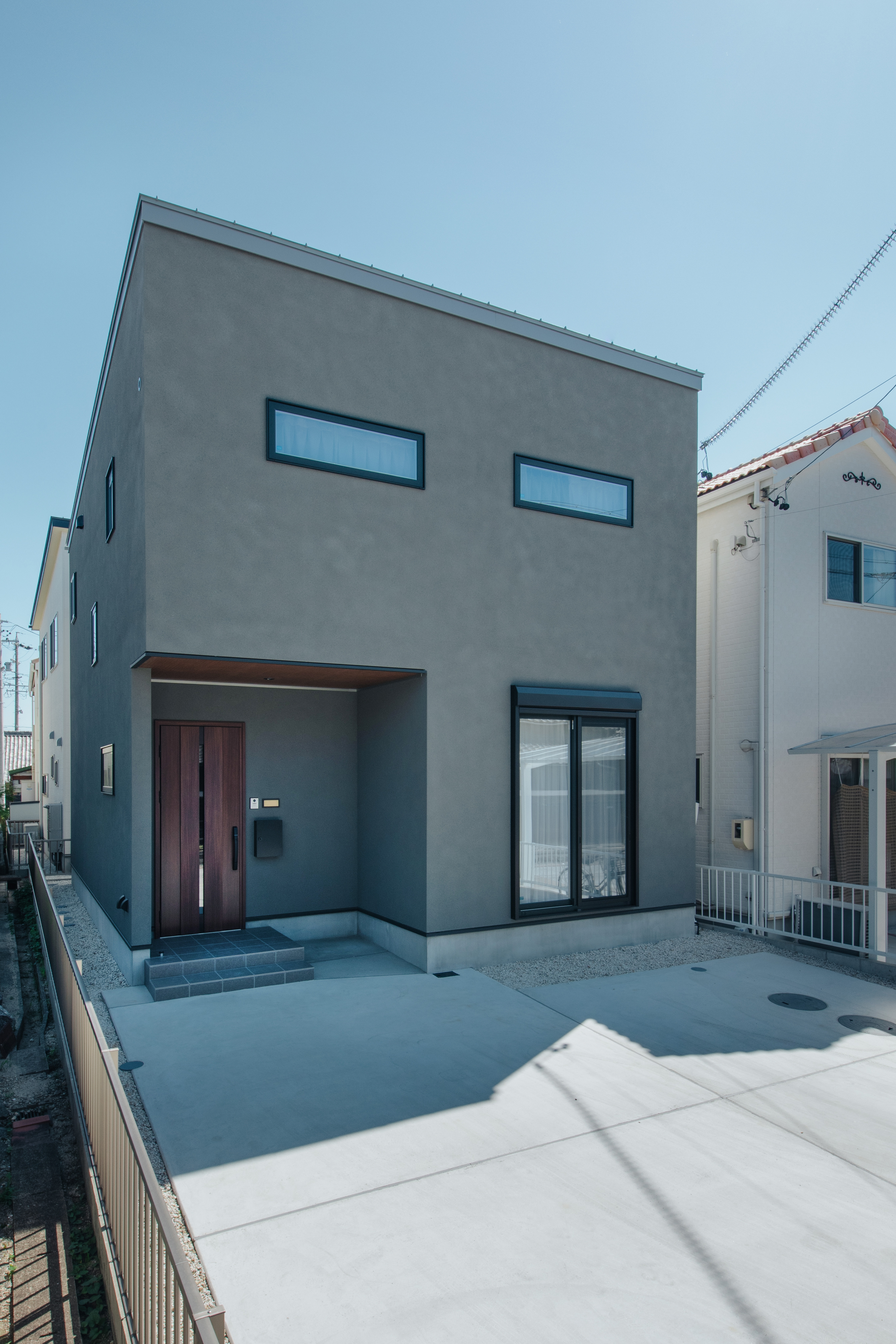 ナイスホーム【デザイン住宅、間取り】塗り壁の見た目が好きな奥さまと、スタイリッシュな家にしたいというご主人の希望をミックスし、外壁はグレーのジョリパッド仕上げに