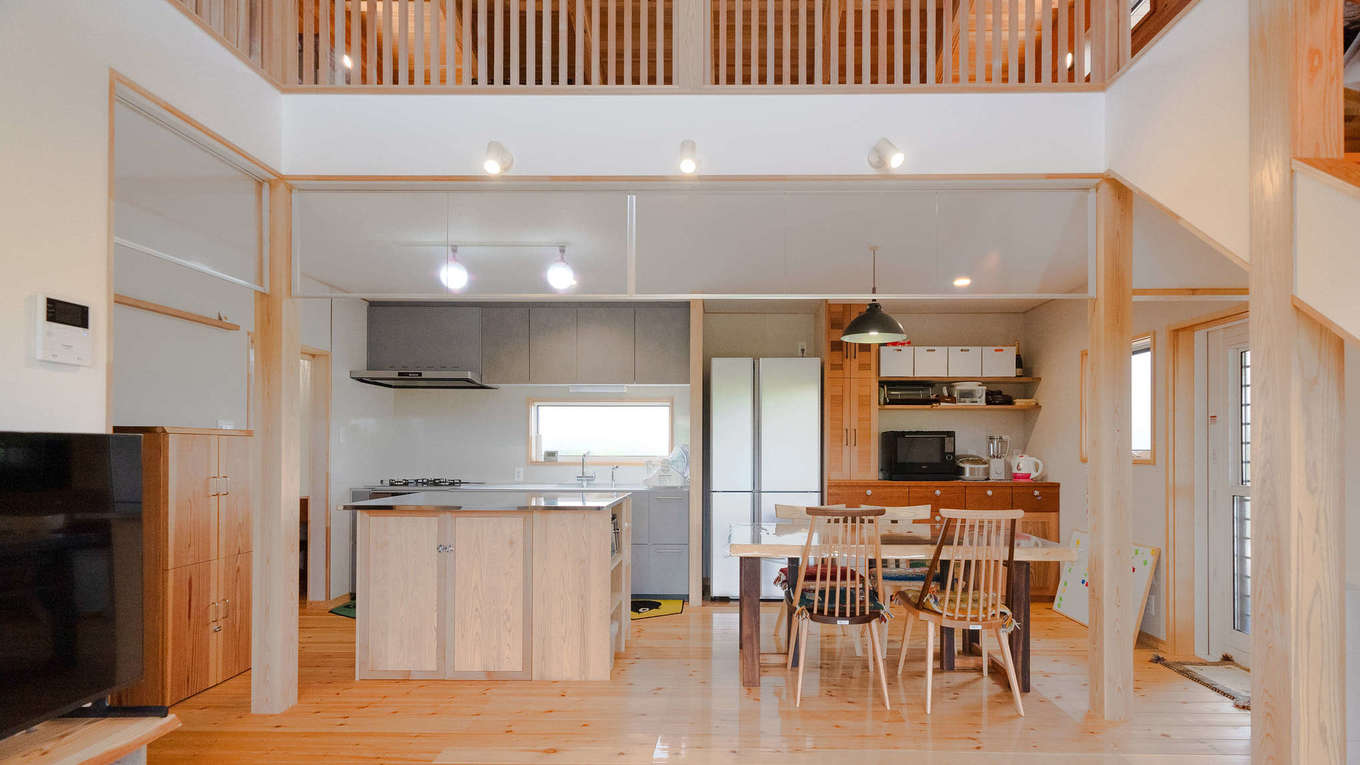 瀧口建設【和風、自然素材、平屋】「将来はお菓子作り教室を開きたい」という奥さまの希望で、壁付キッチンの前には『瀧口建設』オリジナルのステンレス作業台を設置