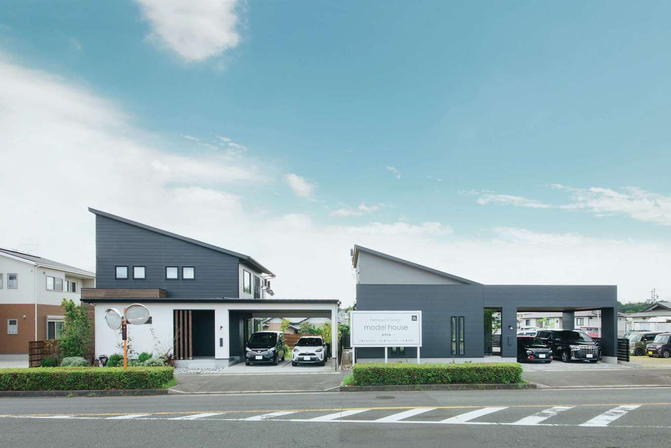 Yamaguchi Design 【磐田市見付1853‐20・モデルハウス】写真右側がガレージ一体型の平屋モデルハウス。隣接する二階建てモデル
ハウスも一緒に体感できる。どちらも片流れの屋根がシャープな印象だ