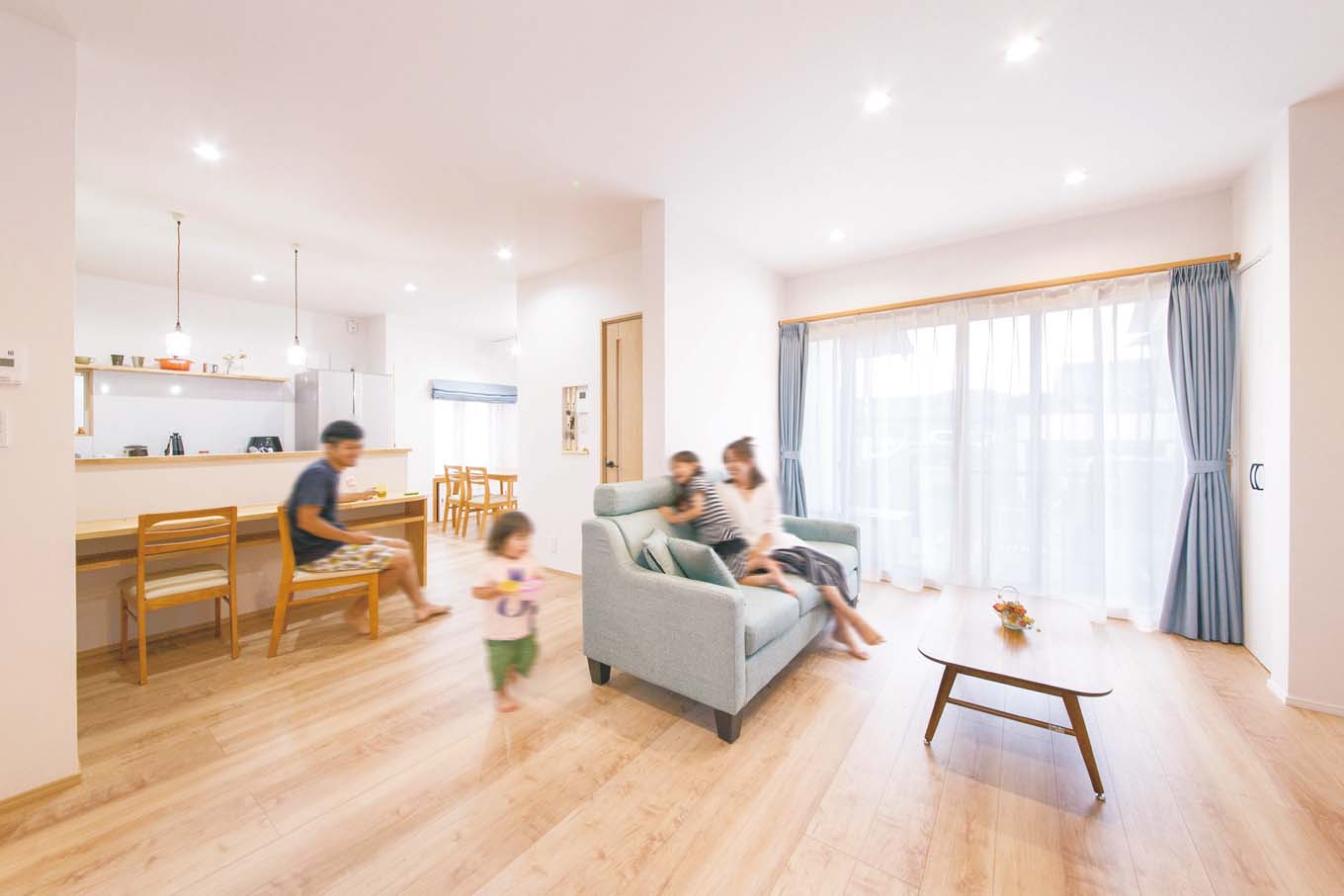 内田建設｜中廊下の壁を取り去り、念願だった広々LDKを実現。和室だった茶の間と客間を洋室にかえて、キッチンを中心としてL字につなげた。キッチンは壁付けから対面式へと変更。家族とコミュニケーションをとりながら調理を楽しめる