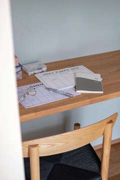 キッチン奥に設けたパントリーには、奥さま専用のミニデスクを。子どもがお昼寝中に、ここで一週間分のメニューを考えるのも穏やかで幸せな時間。栄養士の仕事に復職した後は、翌日の準備に集中できる空間に。