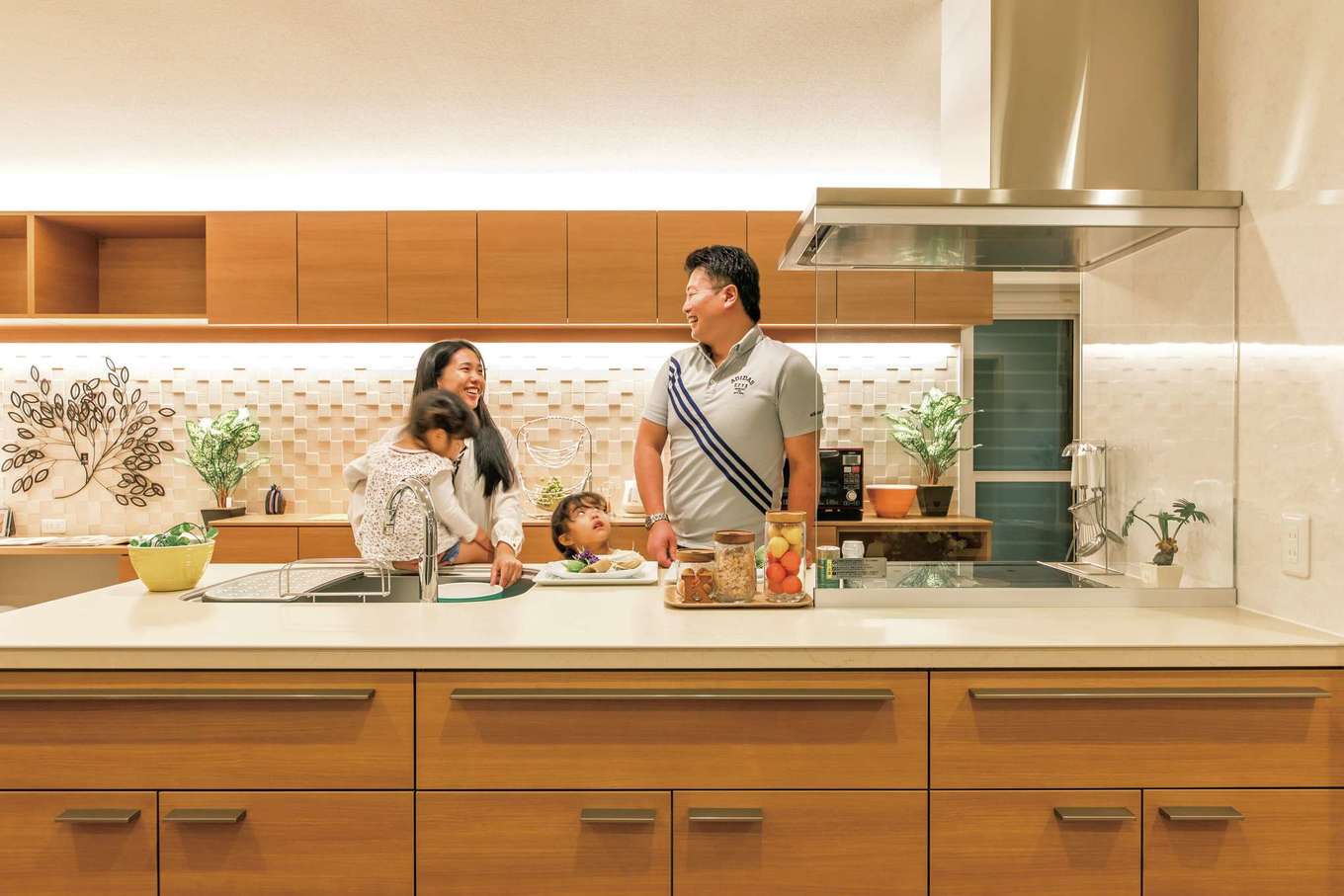 住宅工房 アリアンス【デザイン住宅、省エネ、間取り】大人が数人入っても窮屈に感じないオープンキッチン。熱やキズに強いセラミックトップを採用し、お手入れもラクラク。休日はご主人がパスタを作って奥さまのお手伝い