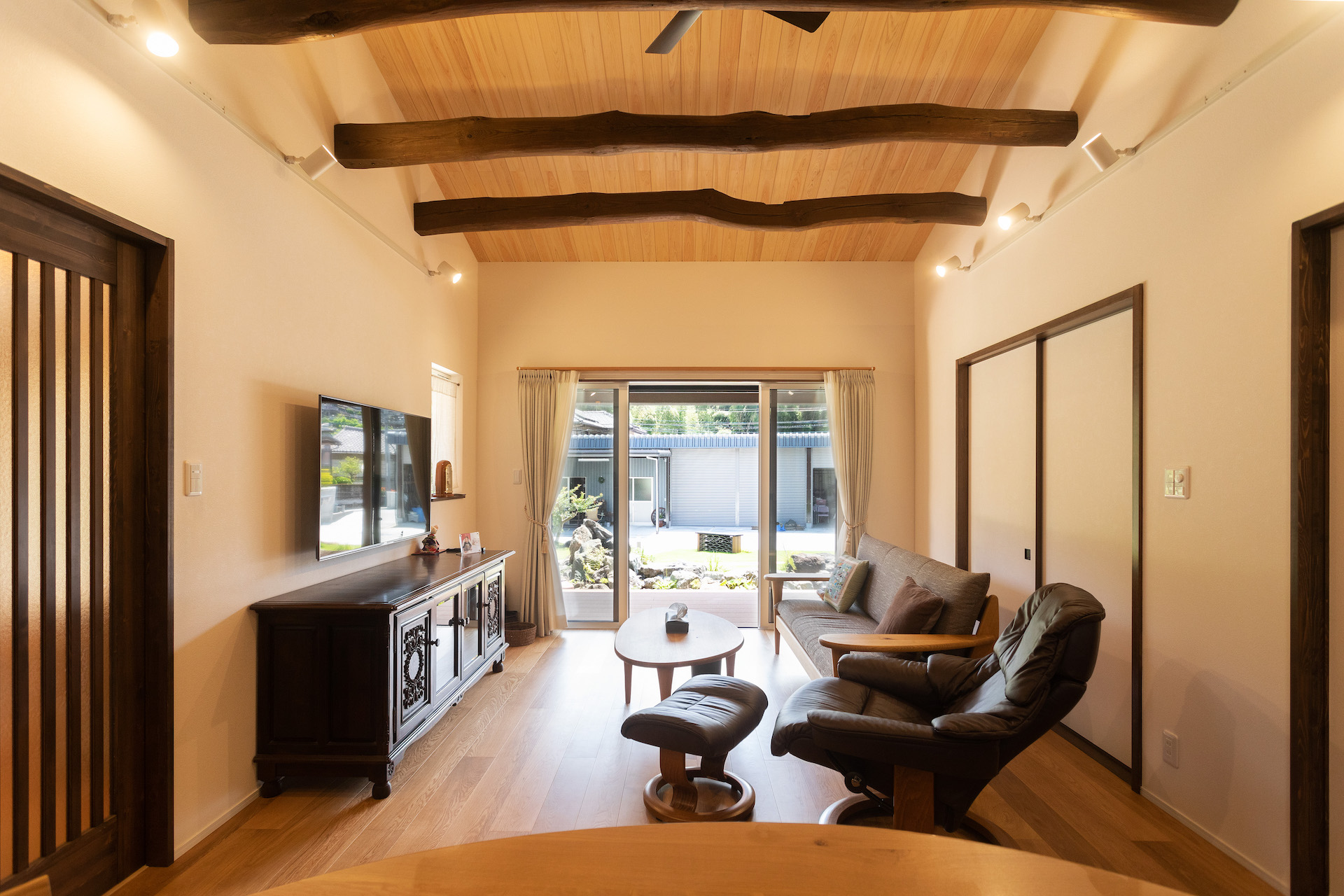 ハウスプラン（R＋house沼津・富士）【デザイン住宅、和風、平屋】キッチンからの眺め。朝は陽の光が、夜は月あかりが差し込む