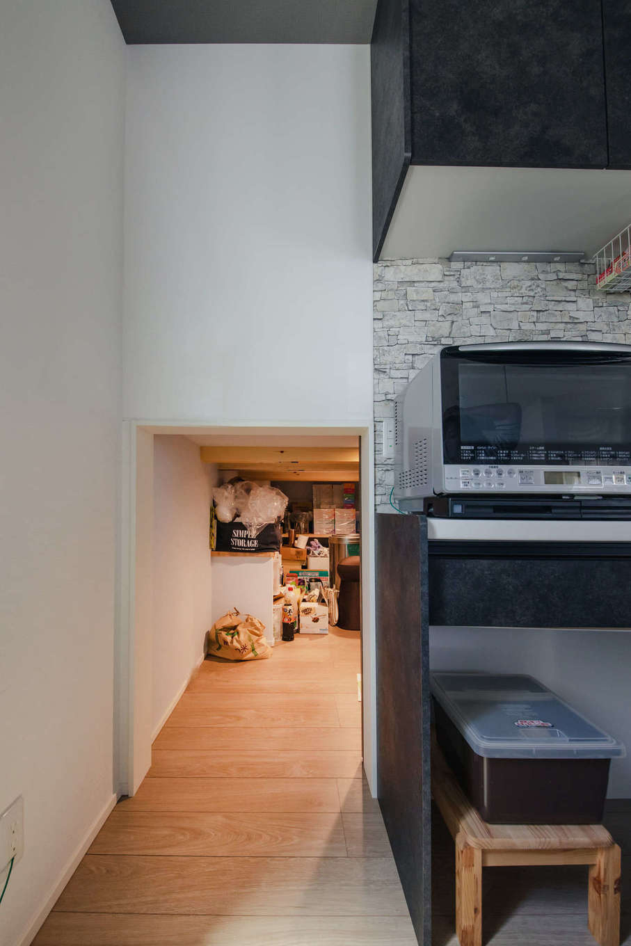 エフエフ住宅【ペット、平屋、スキップフロア】キッチンの背面には納戸の入り口を設置している
