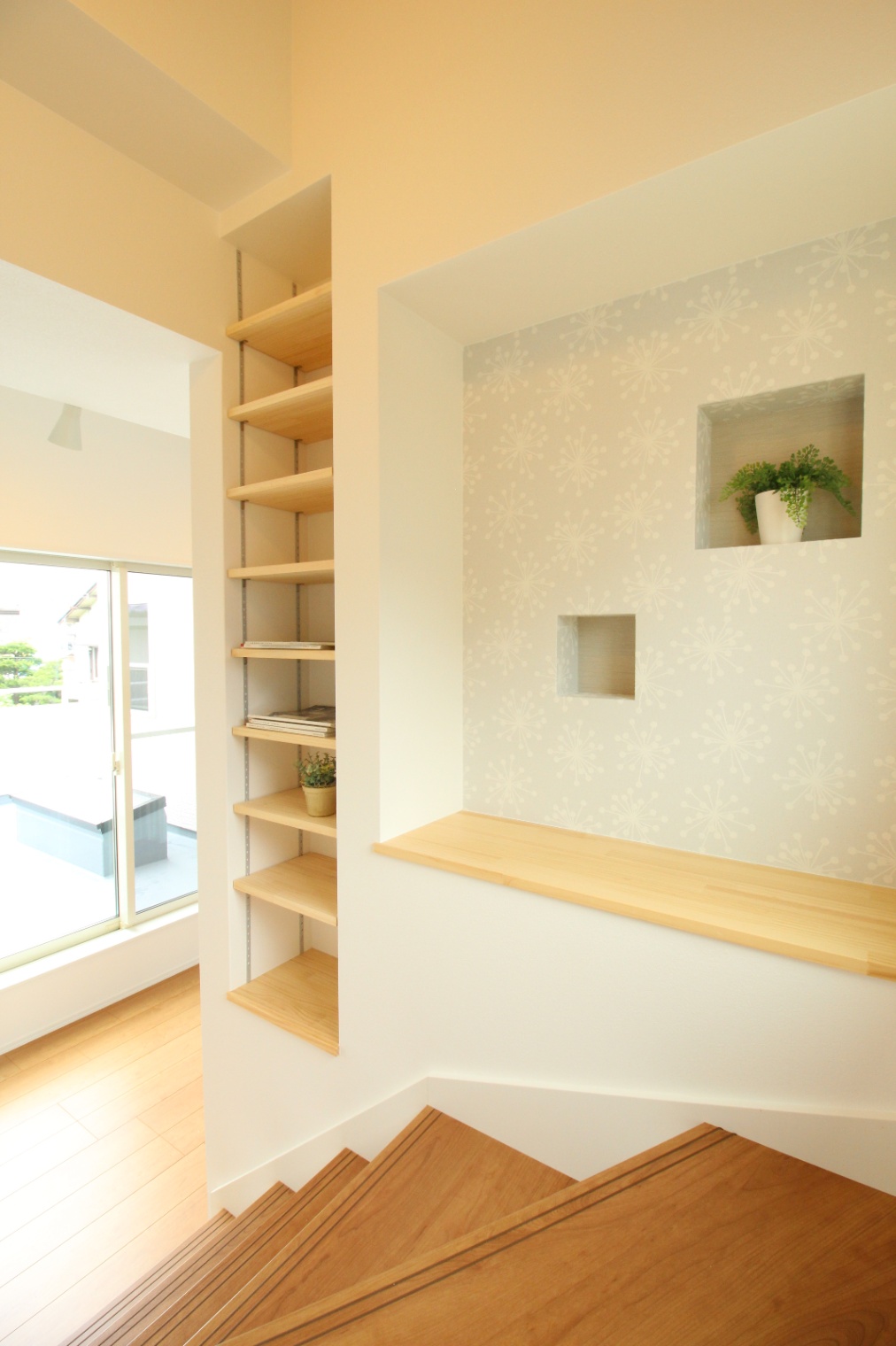小野田産業～designers house project～｜日差しがたっぷり入る猫ちゃんがくつろげる階段。階段横に小物をディスプレイできるニッチがあり、住まいにちょっとした彩りを添える。