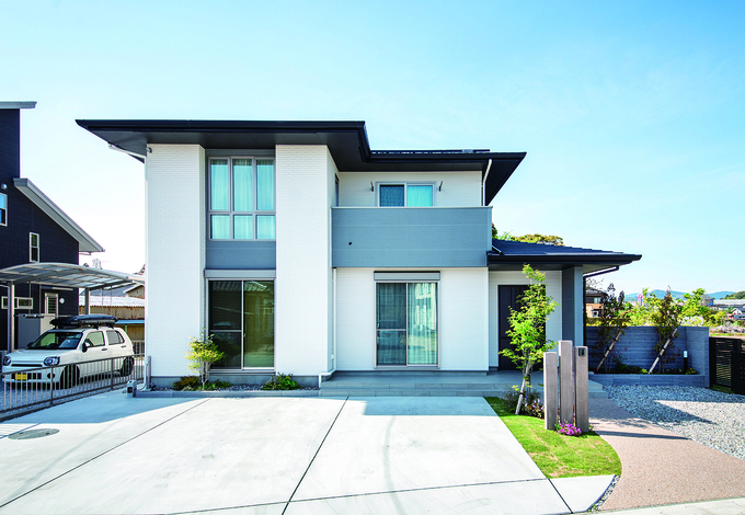 ユニバーサルホーム（掛川店・磐田店）｜緑が映えるシンプルな外観