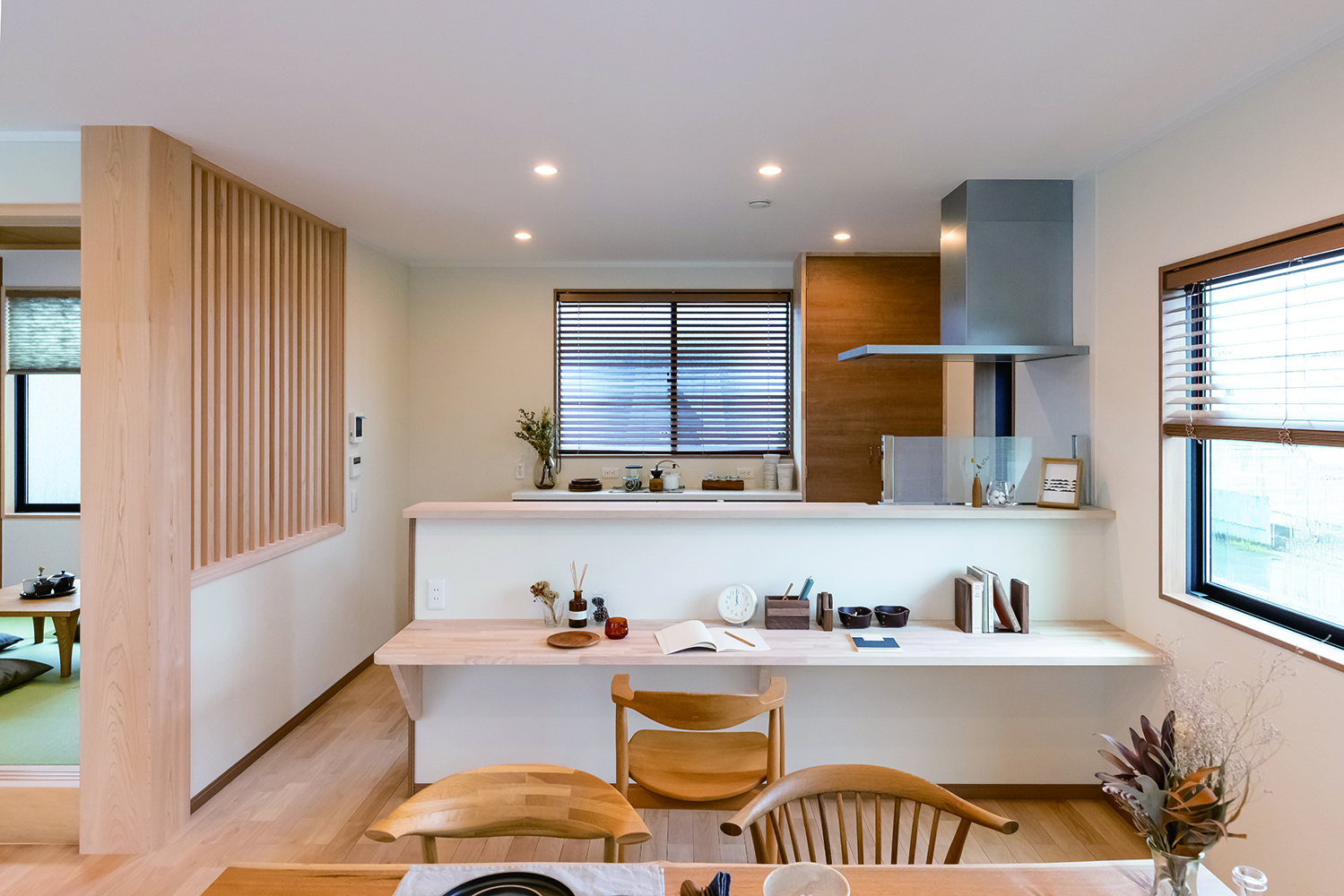 住まいるコーポレーション【自然素材、省エネ、夫婦で暮らす】対面キッチンのカウンターでは、子どもが勉強したり、カフェ風にアフタヌーンティを楽しんだりできる