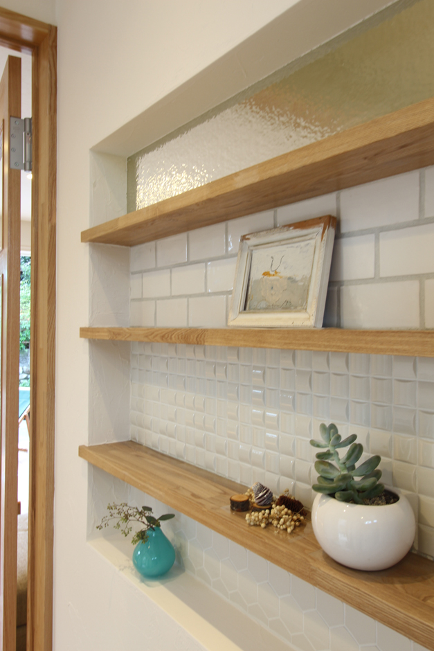 小野田産業～designers house project～【デザイン住宅、子育て、自然素材】様々な種類のモザイクタイルは玄関のアクセントに