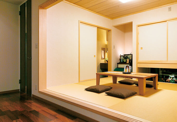 高級旅館のような小上がりの和室。地窓の向こうへと視線が伸び、開放感も得られる