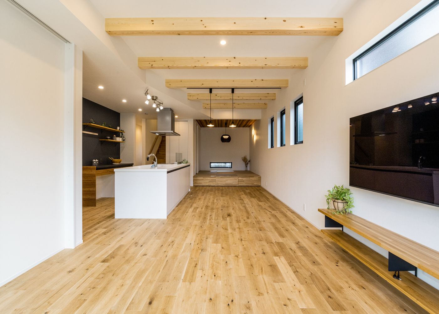 SEVEN HOUSE/セブンハウス【デザイン住宅、趣味、間取り】1階のLDKは約20畳で、仕切りのない開放的な造り。床材はキズに強く耐水性がある無垢のホワイトオークにした