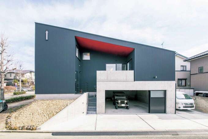 MABUCHI｜建築家住宅ならではのエッジの効いた外観デザイン。敷地の高低差を活かし、地下をRC造のガレージ、住居部分を木造の混構造とした