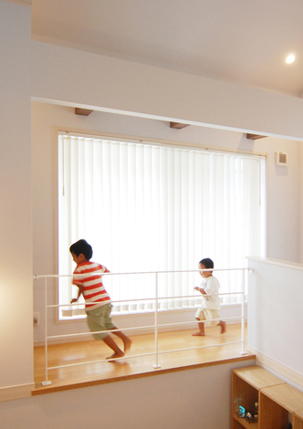 主寝室を通ると回遊することができる2階の廊下。子どもたちが元気よくぐるぐると走り回っている