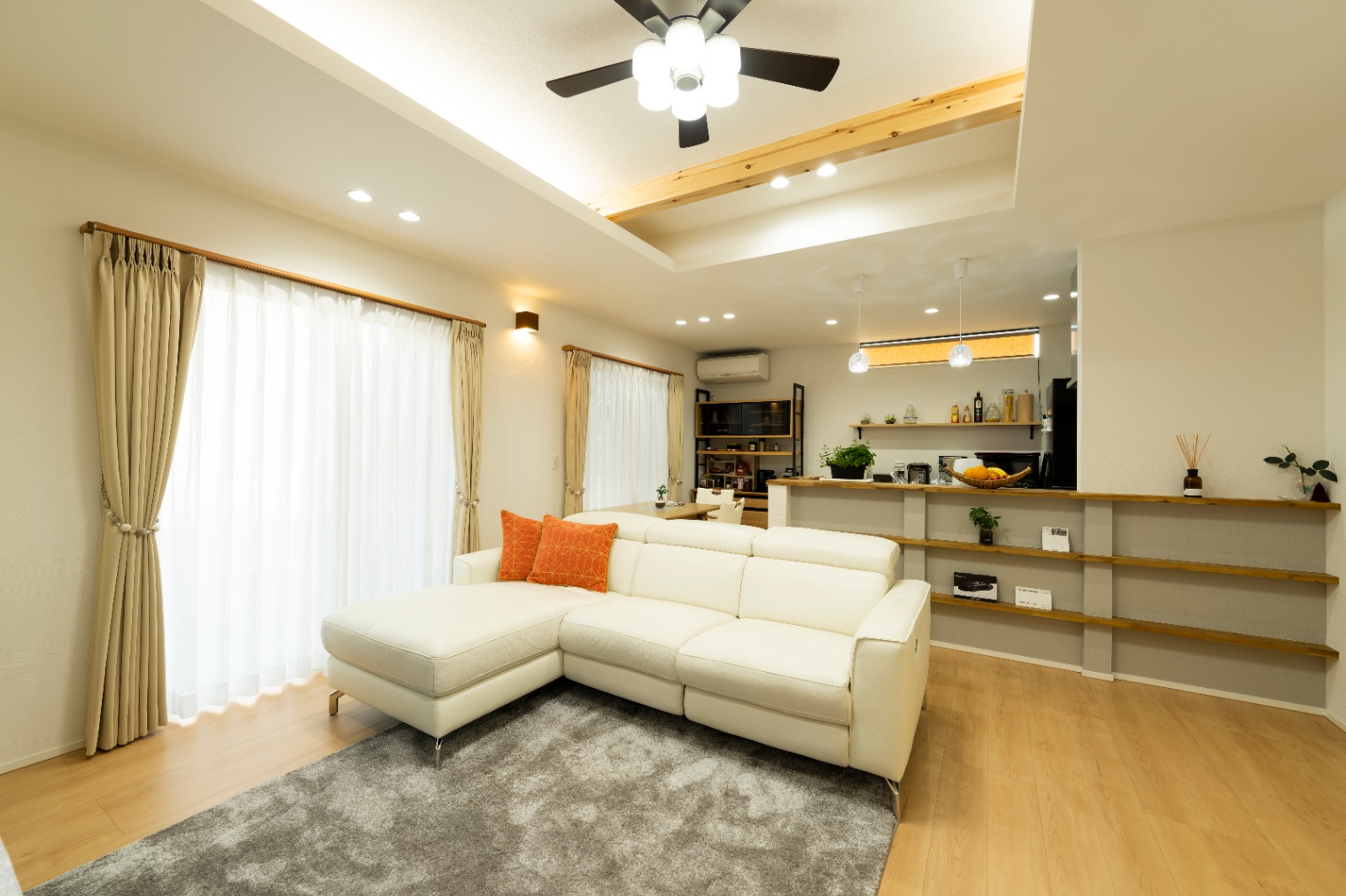 REIWA HOUSE（令和ハウス）【1000万円台】折上げ天井でより広く感じられるLDK。ご主人が最もこだわったのが照明計画で、テレビを見るとき、お酒を飲むとき、来客と会話を楽しむときなどシーンに応じて、点灯する個数や調光を変えることができる。