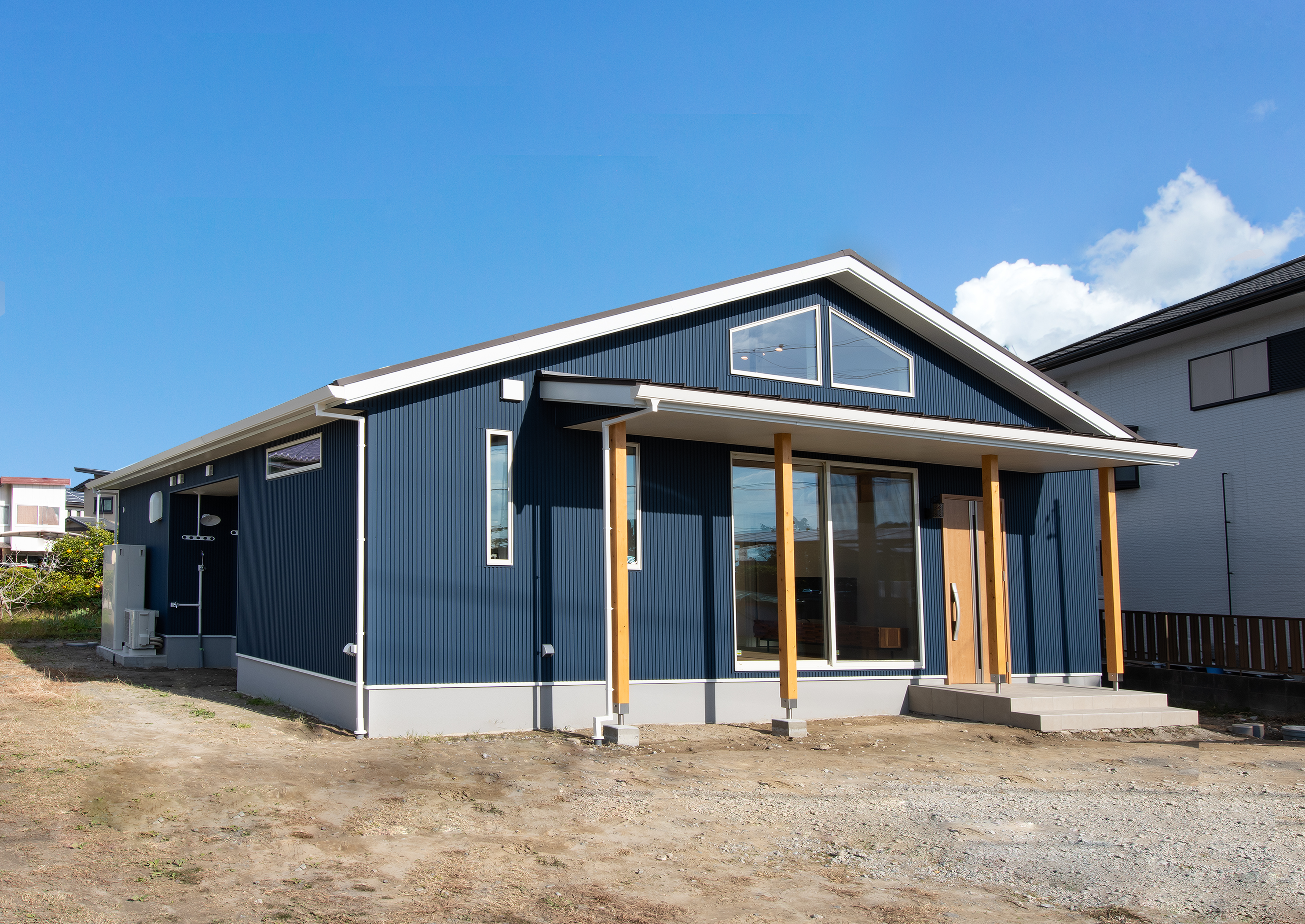 REIWA HOUSE（令和ハウス）｜憧れを叶えた三角屋根の外観。
ネイビーブルーの外壁×白の破風板がさわやか。
