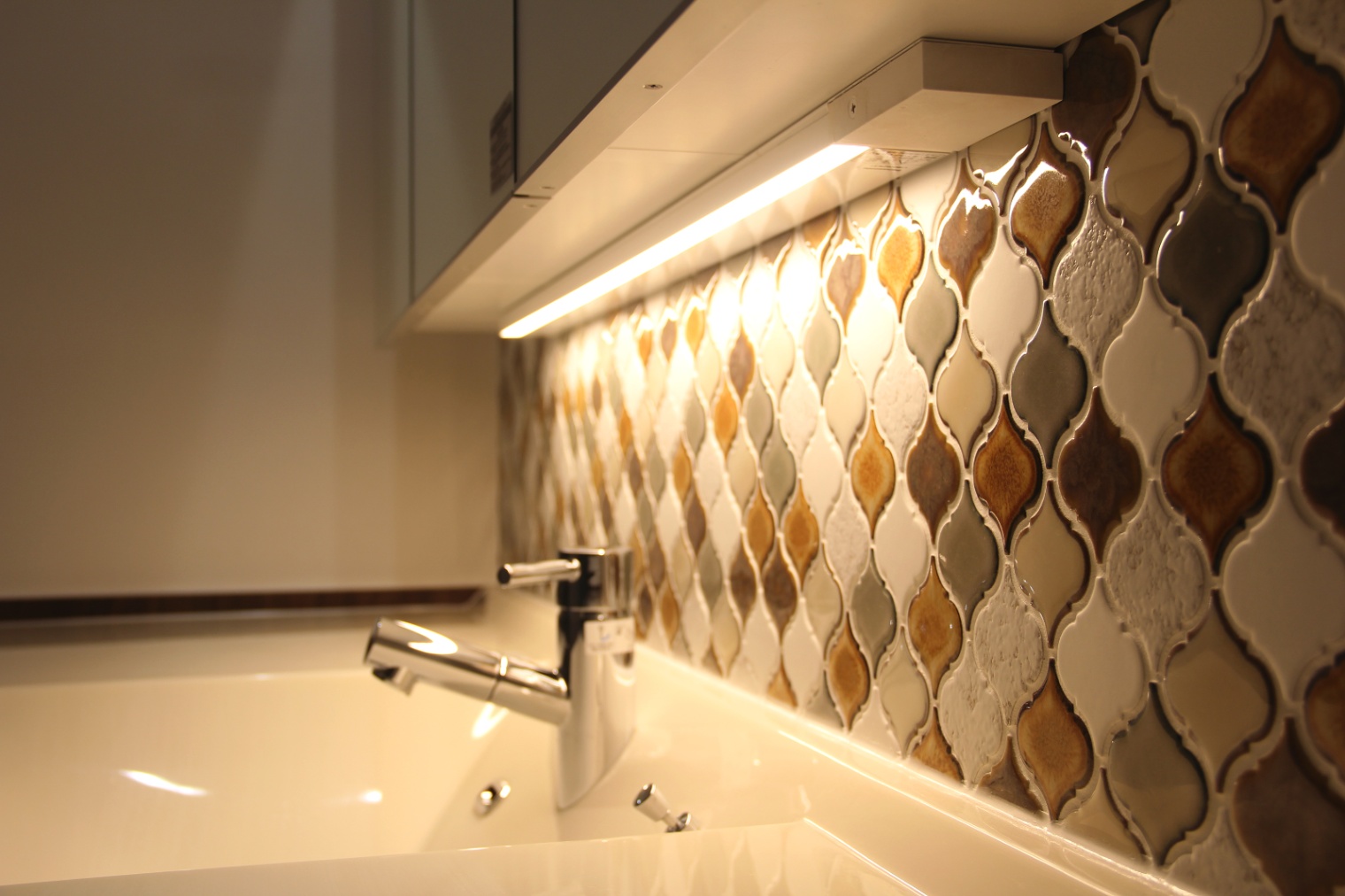 ナイスホーム｜側面の壁面には、名古屋モザイクのコラベルのタイルを貼ってお洒落に仕上げた