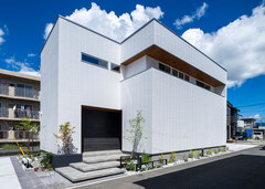 スタイリッシュな外観と光溢れる贅沢な住まい