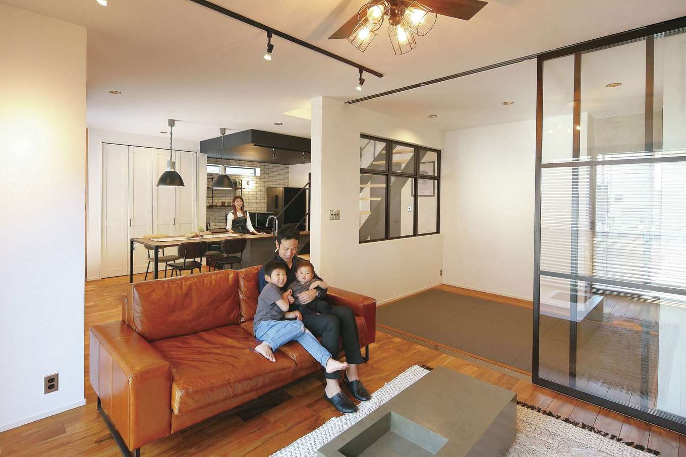 SEVEN HOUSE/セブンハウス【デザイン住宅、間取り、インテリア】まるでカフェのようなカウンターキッチンと一続きになったリビング。仕切りを室内窓にしたことで、どの角度からでも視線が抜け、空間がより広く感じられる