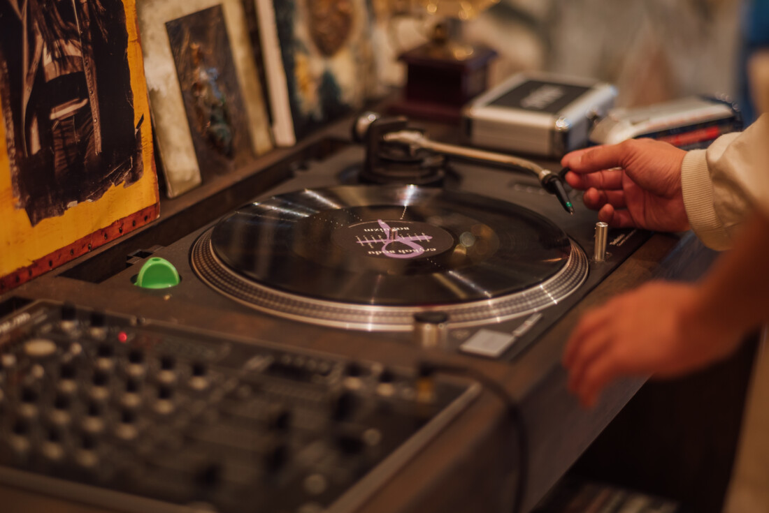 チェックハウス｜レコードプレーヤーとミキサーが置かれた音楽ディスプレイスペース。ビンテージ感漂うアナログ機器がミュージックタイムを豊かにする。
