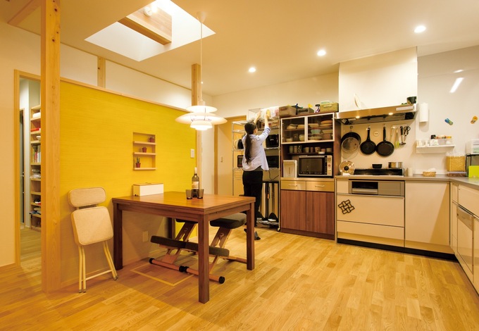 キッチンをL字型にして空間を 広く。トップライトからダイニングテーブルに光がこぼれ落ち、気持ち良く朝食を囲む。ポールセンのペンダントライトがナチュラルな空間にぴったり