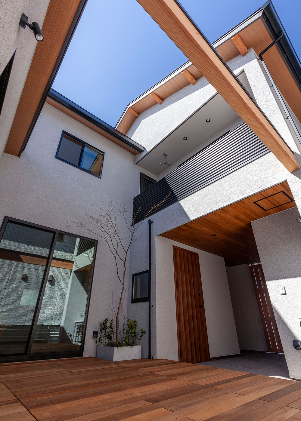 平成建設【デザイン住宅、子育て、間取り】住まいの中心にある中庭。晴れた日には、人目を気にせずバーベキューやプールなどを楽しんだり、ピクニック気分でお昼ご飯を食べたりと、お家にいながら特別なひとときを過ごせる