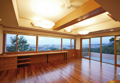 三島市内や富士山を一望できるリビング。空間を広くするため限界まで天井を上げ、蓄熱式の床暖房をフローリング下に設置した