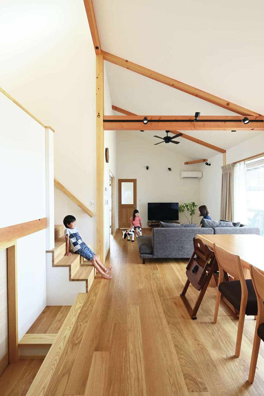 Yamaguchi Design 【自然素材、間取り、スキップフロア】大開口から光が注ぐLDK。太陽光発電を取り入れ、LDKにはガス床暖房を採用。冬は足元からぽかぽかと暖かい